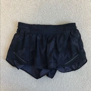 Black Camo Lululemon 2.5in Hotty Hot Shorts Size 6!